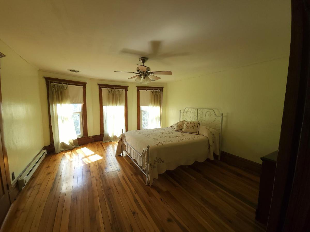 Basecampwv-Durbin. Spacious 4 Bedroom House W/Yard Номер фото